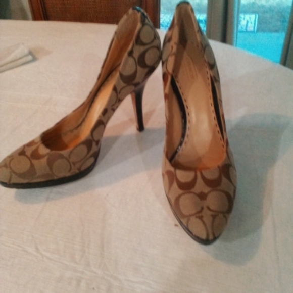 COACH Signature Heel Khaki  Sz 8.5 - Picture 3 of 5